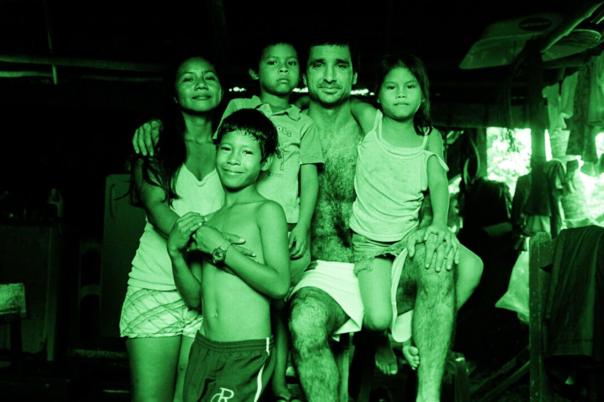 Carlos Suárez Álvarez con su familia