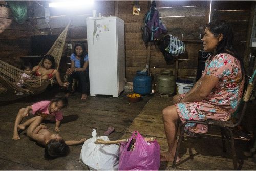 Ir a Amazonia entre dos mundos Amazonia entre dos mundos